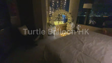 將影片載入圖庫檢視器並播放，銀白小拱門求婚佈置 - Turtle Balloon HK
